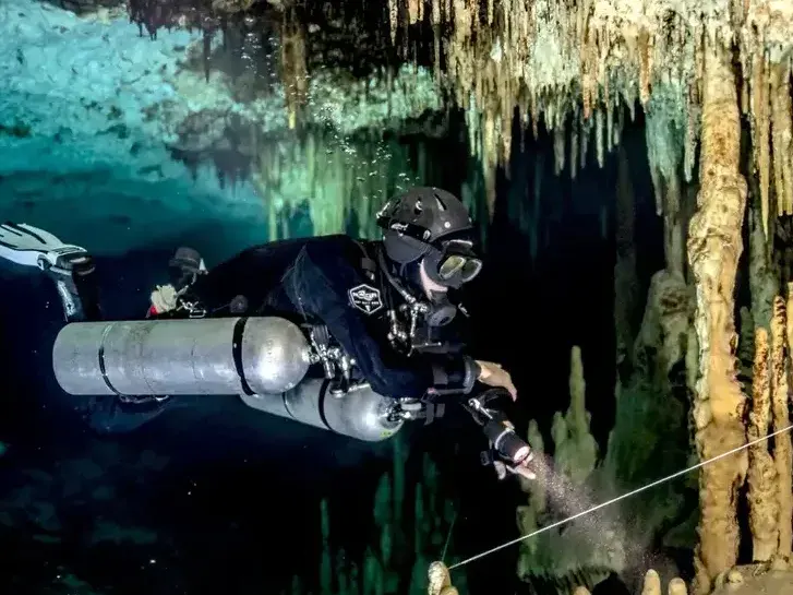 Entrenamiento de buceador en cuevas TDI en los cenotes de México